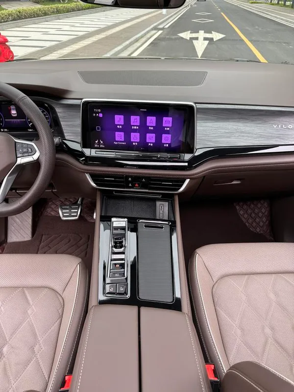 Volkswagen Viloran 2023 380TSI Versión de lujo interior foto 17 Volkswagen Viloran 2023 380TSI Versión de lujo interior foto 17