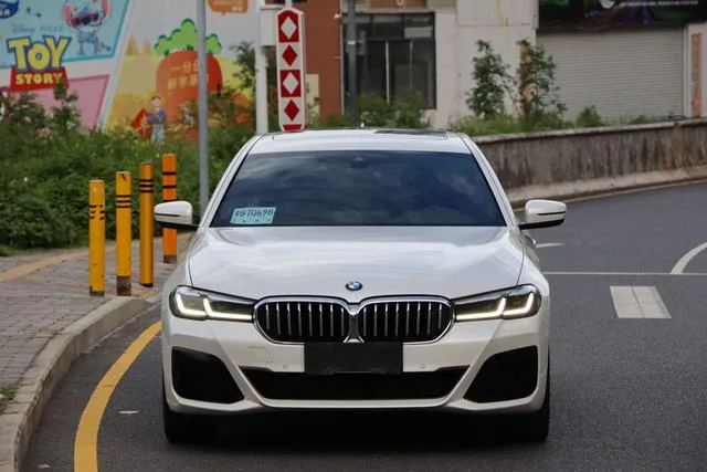 BMW 5 Series 2022 530Li Premium Class M Sports suit exterior photo 2