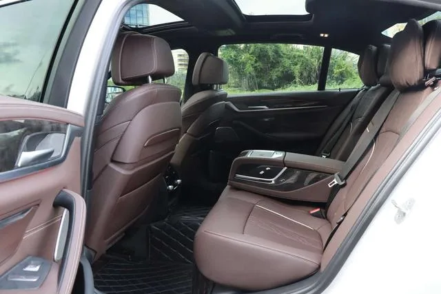 BMW 5 Series 2022 530Li Premium Class M Sports suit interior photo 12