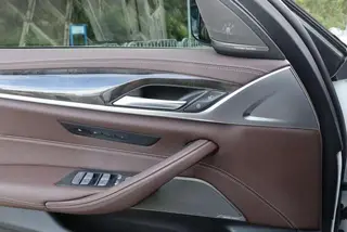 BMW 5 Series 2022 530Li Premium Class M Sports suit interior photo 17