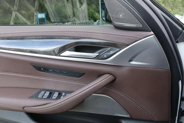 BMW 5 Series 2022 530Li Premium Class M Sports suit interior photo 17