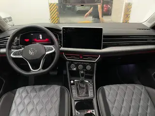 Volkswagen Sagitar 2024 300TSI DSG Versión más allá interior foto 8