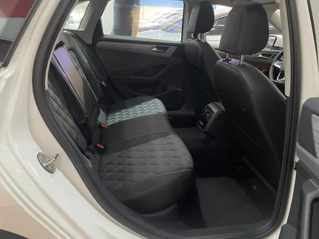 Volkswagen Sagitar 2024 300TSI DSG Versión más allá interior foto 9