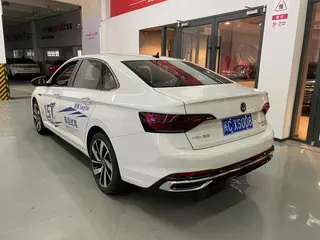 Volkswagen Sagitar 2024 300TSI DSG Versión más allá interior foto 11