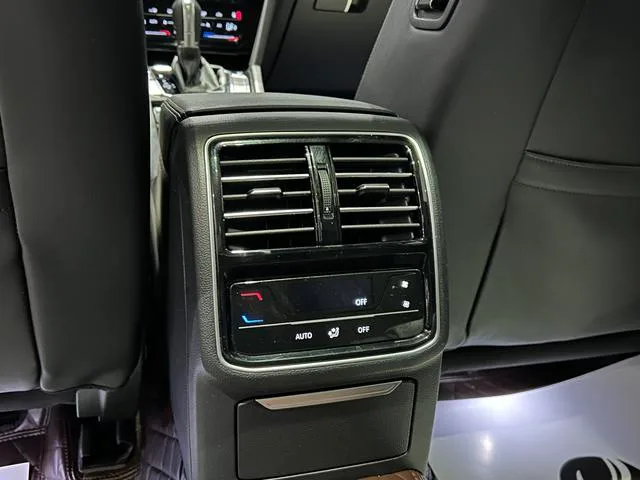 Volkswagen Magotan 2024 200 Diez mil vehículos 330TSI DSG De lujo interior foto 13