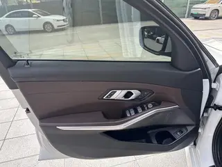 BMW 3 Series 2023 325Li M Conjunto deportivo interior foto 16 BMW 3 Series 2023 325Li M Conjunto deportivo interior foto 16