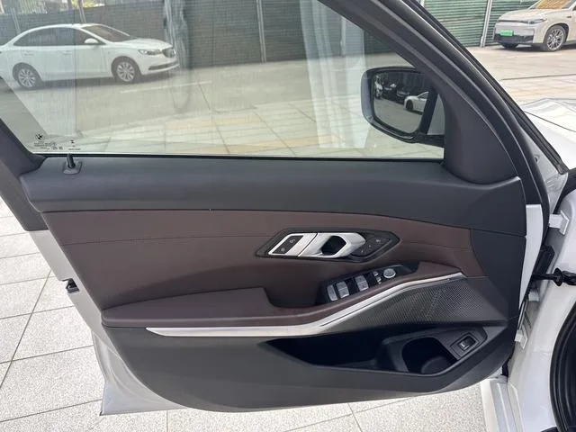 BMW 3 Series 2023 325Li M Conjunto deportivo interior foto 16 BMW 3 Series 2023 325Li M Conjunto deportivo interior foto 16