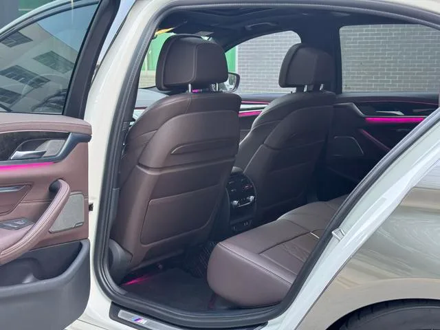 BMW 5 Series 2022 Segundo cambio 530Li Tipo de lujo M Conjunto deportivo interior foto 12 BMW 5 Series 2022 Segundo cambio 530Li Tipo de lujo M Conjunto deportivo interior foto 12