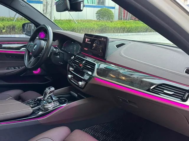 BMW 5 Series 2022 Segundo cambio 530Li Tipo de lujo M Conjunto deportivo interior foto 15 BMW 5 Series 2022 Segundo cambio 530Li Tipo de lujo M Conjunto deportivo interior foto 15