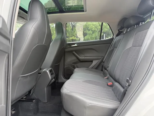 Volkswagen T-Cross 2021 280TSI DSG Version confortable intérieur photo 8