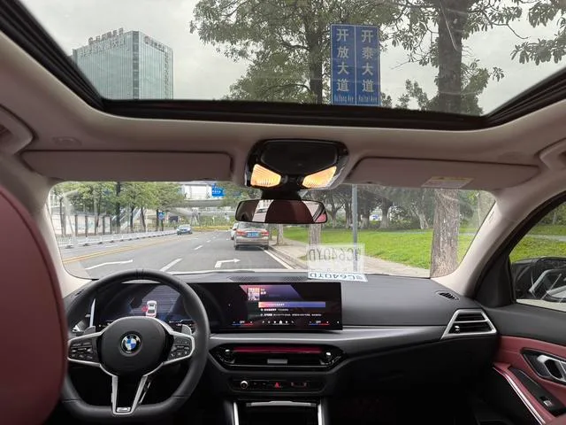 BMW 3 Series 2025 325i M Sports suit interior photo 11 BMW 3 Series 2025 325i M Sports suit interior photo 11