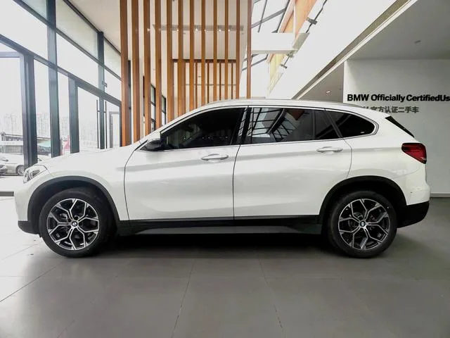 BMW X1 2022 sDrive25Li Лидирующий экстерьер фото 4 BMW X1 2022 sDrive25Li Лидирующий экстерьер фото 4