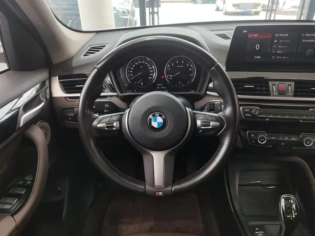 BMW X1 2022 sDrive25Li Лидирующий интерьер фото 9 BMW X1 2022 sDrive25Li Лидирующий интерьер фото 9