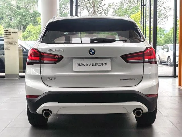 BMW X1 2022 sDrive25Li Лидирующий интерьер фото 13 BMW X1 2022 sDrive25Li Лидирующий интерьер фото 13