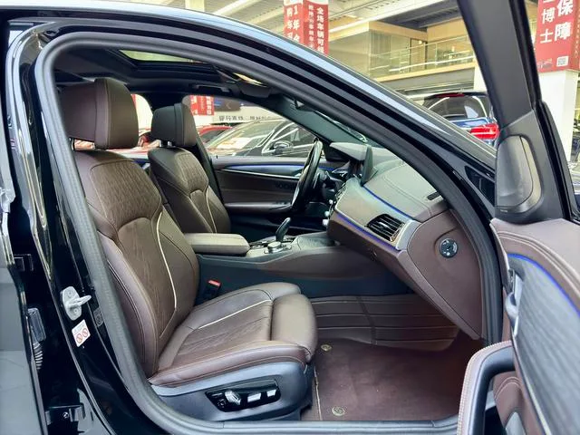 BMW 5 Series 2023 530Li Tipo de lujo M Conjunto deportivo exterior foto 7