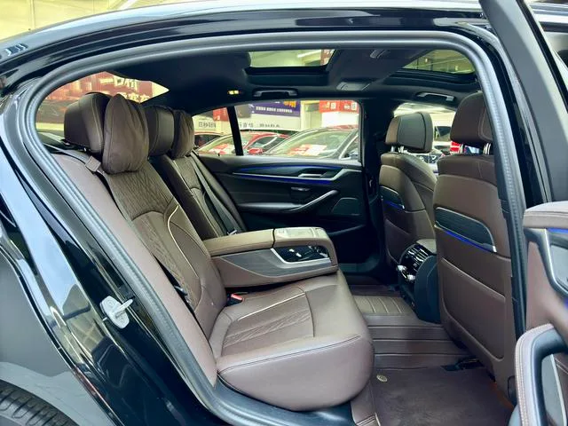 BMW 5 Series 2023 530Li Tipo de lujo M Conjunto deportivo exterior foto 8