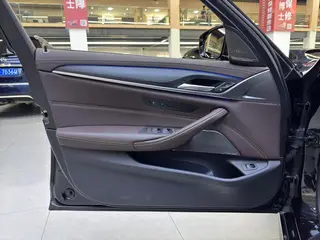 BMW 5 Series 2023 530Li Tipo de lujo M Conjunto deportivo interior foto 9