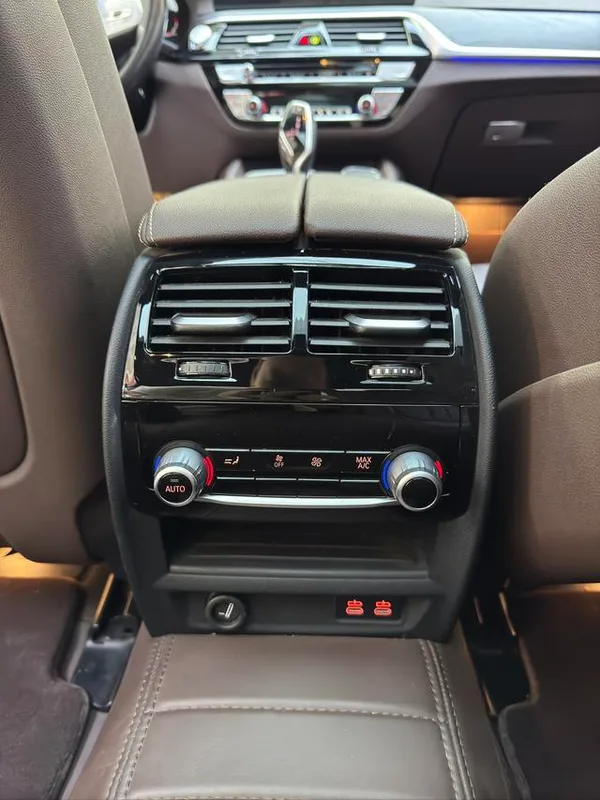 BMW 5 Series 2023 530Li Tipo de lujo M Conjunto deportivo interior foto 10