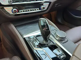 BMW 5 Series 2023 530Li Tipo de lujo M Conjunto deportivo interior foto 11