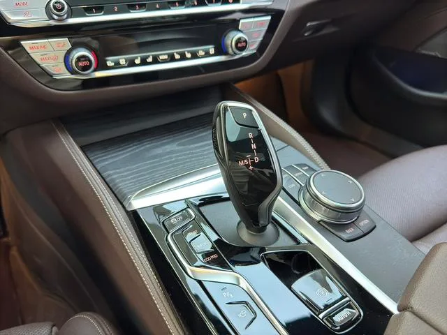 BMW 5 Series 2023 530Li Tipo de lujo M Conjunto deportivo interior foto 11