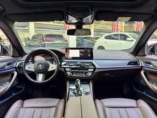 BMW 5 Series 2023 530Li Tipo de lujo M Conjunto deportivo interior foto 12