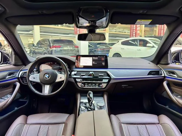 BMW 5 Series 2023 530Li Tipo de lujo M Conjunto deportivo interior foto 12