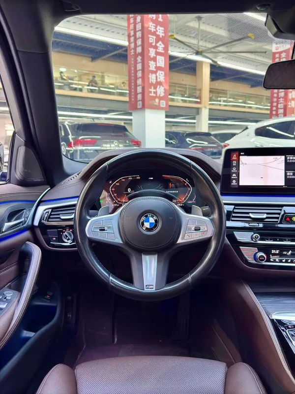 BMW 5 Series 2023 530Li Tipo de lujo M Conjunto deportivo interior foto 14