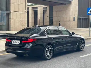 BMW 5 Series 2022 530Li Líder Traje de lujo exterior foto 3