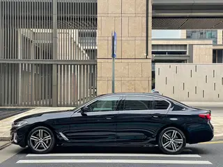 BMW 5 Series 2022 530Li Líder Traje de lujo exterior foto 4