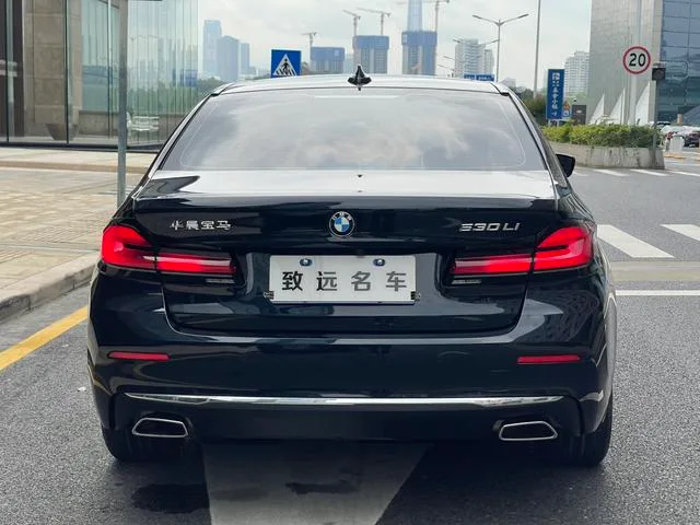 BMW 5 Series 2022 530Li Líder Traje de lujo exterior foto 5
