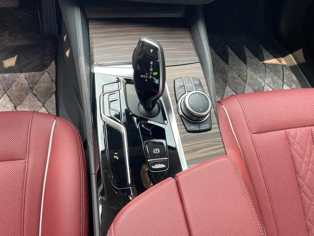 BMW 5 Series 2022 530Li Líder Traje de lujo interior foto 11