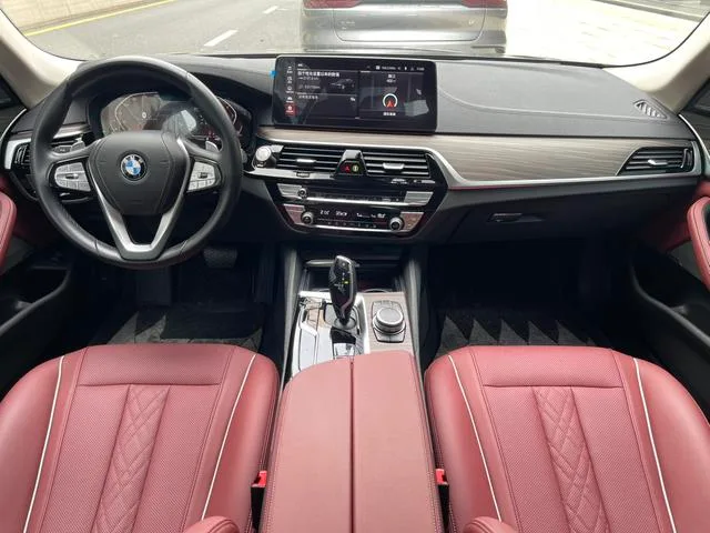 BMW 5 Series 2022 530Li Líder Traje de lujo interior foto 16