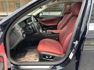 BMW 5 Series 2022 530Li Líder Traje de lujo interior foto 17