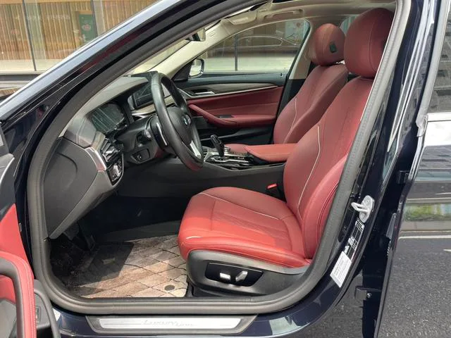 BMW 5 Series 2022 530Li Líder Traje de lujo interior foto 17