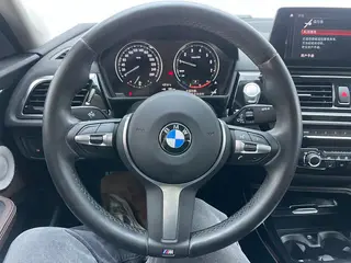 BMW 1 Series 2023 120i M Edición nocturna deportiva interior foto 15 BMW 1 Series 2023 120i M Edición nocturna deportiva interior foto 15
