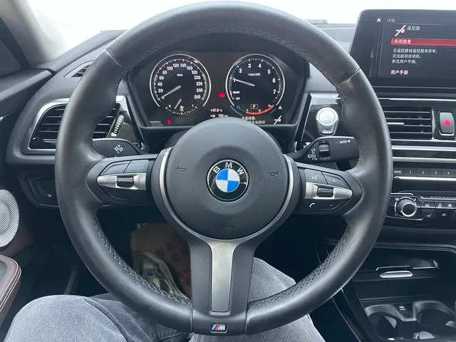 BMW 1 Series 2023 120i M Edición nocturna deportiva interior foto 15 BMW 1 Series 2023 120i M Edición nocturna deportiva interior foto 15
