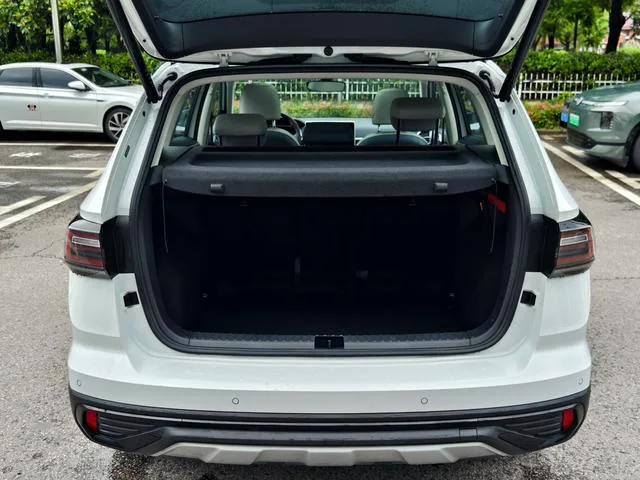Volkswagen Tharu 2024 300TSI Two-Drive Crescent Edition interior photo 8