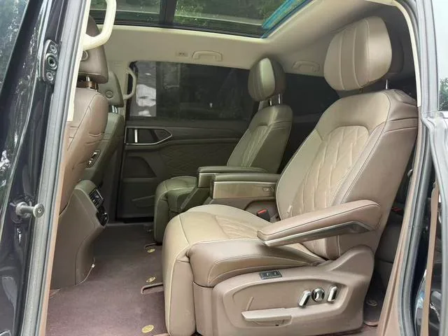 Volkswagen Viloran 2023 380TSI Versión de lujo interior foto 7 Volkswagen Viloran 2023 380TSI Versión de lujo interior foto 7