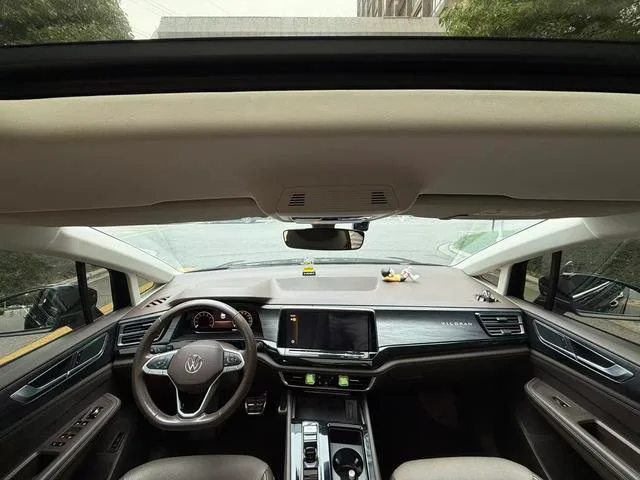 Volkswagen Viloran 2023 380TSI Versión de lujo interior foto 8 Volkswagen Viloran 2023 380TSI Versión de lujo interior foto 8