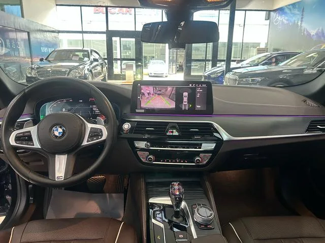 BMW 5 Series 2022 530Li Лидирующий M Спортивный костюм экстерьер фото 5