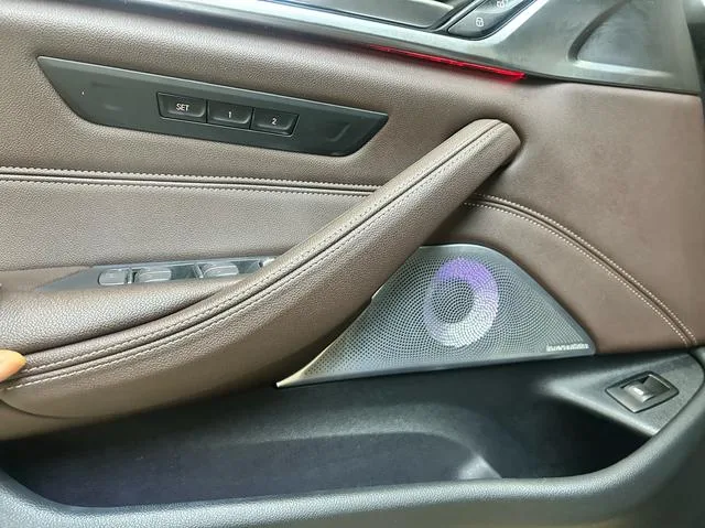 BMW 5 Series 2022 530Li Лидирующий M Спортивный костюм интерьер фото 9