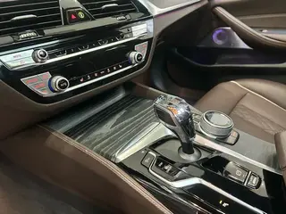 BMW 5 Series 2022 530Li Лидирующий M Спортивный костюм интерьер фото 10