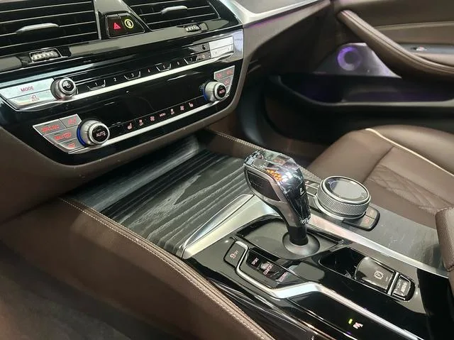 BMW 5 Series 2022 530Li Лидирующий M Спортивный костюм интерьер фото 10