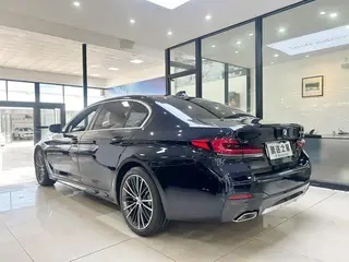 BMW 5 Series 2022 530Li Лидирующий M Спортивный костюм интерьер фото 13