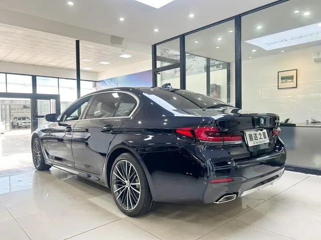 BMW 5 Series 2022 530Li Лидирующий M Спортивный костюм интерьер фото 13