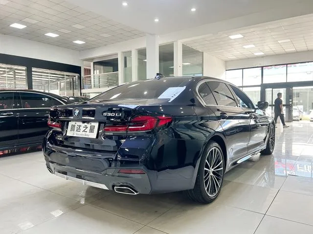 BMW 5 Series 2022 530Li Лидирующий M Спортивный костюм интерьер фото 15