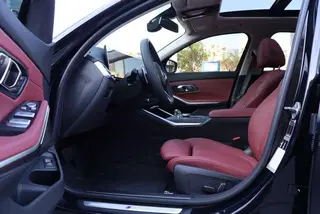 BMW 3 Series 2025 325Li M Conjunto deportivo interior foto 10 BMW 3 Series 2025 325Li M Conjunto deportivo interior foto 10