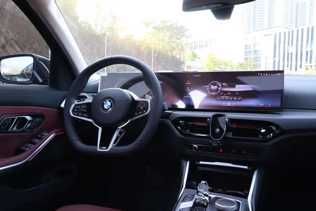 BMW 3 Series 2025 325Li M Conjunto deportivo interior foto 14 BMW 3 Series 2025 325Li M Conjunto deportivo interior foto 14
