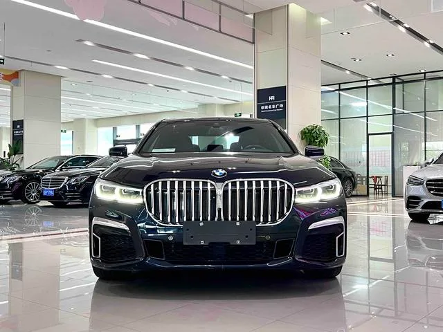 BMW 7 Series 2021 740Li Líder M Conjunto deportivo exterior foto 2