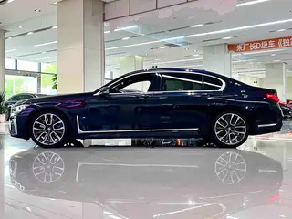 BMW 7 Series 2021 740Li Líder M Conjunto deportivo exterior foto 3
